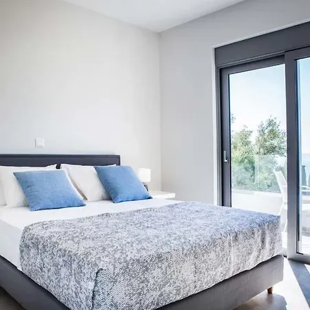 Trapezaki Sleeps 6 Pool Air Con Wifi Villa *