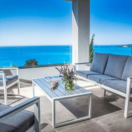 Trapezaki Sleeps 6 Pool Air Con Wifi