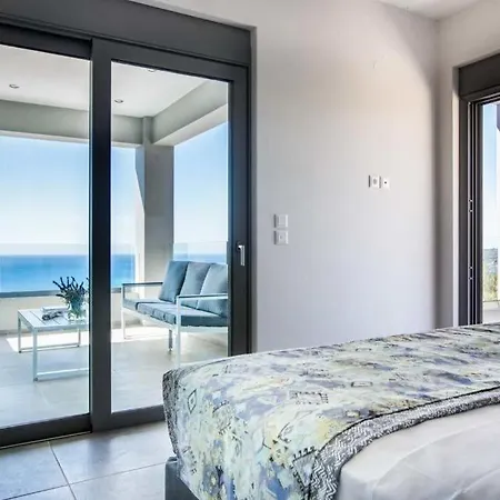 Trapezaki Sleeps 6 Pool Air Con Wifi *
